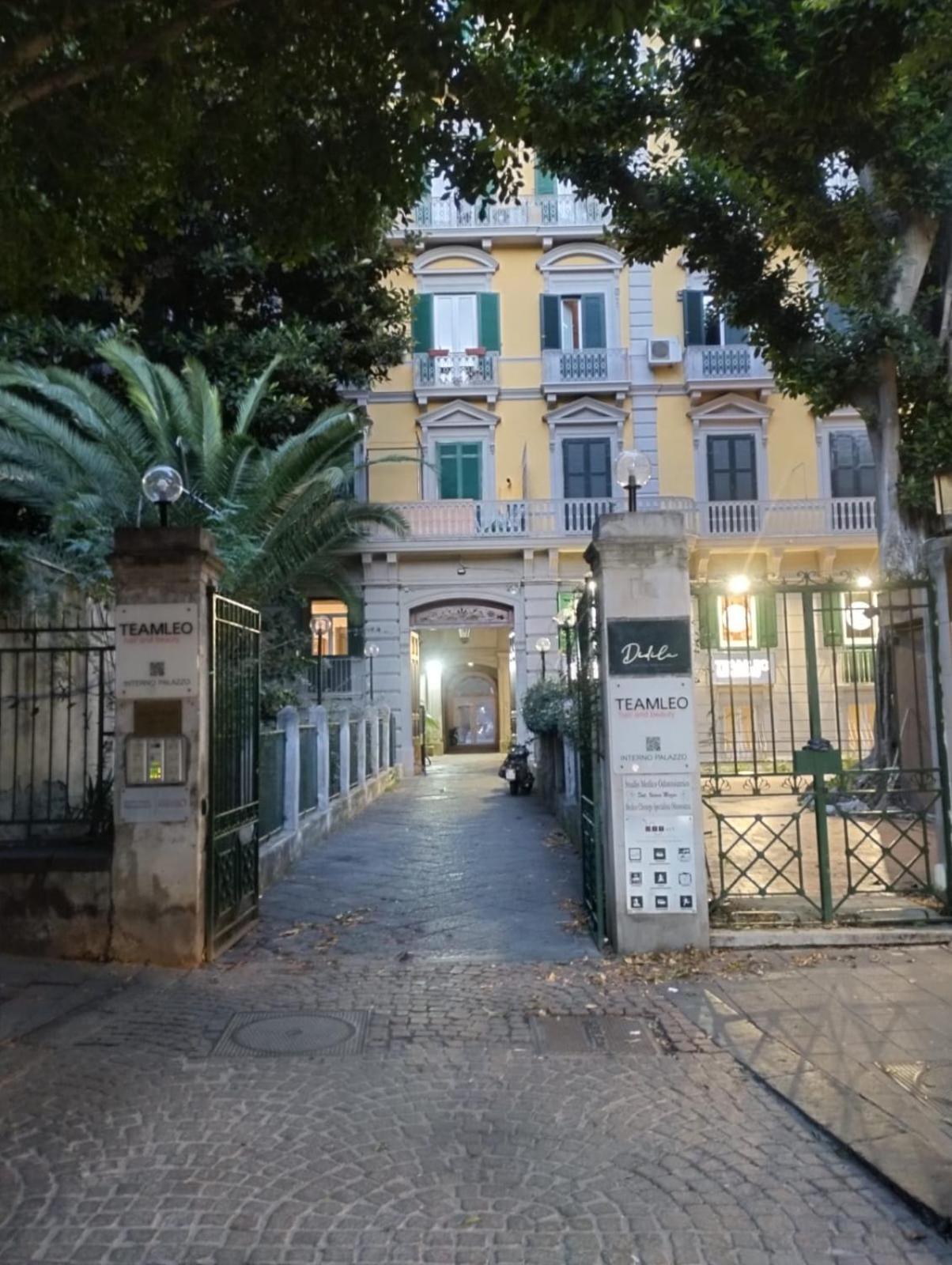 مبيت وإفطار نابولي Amedeo Square المظهر الخارجي الصورة