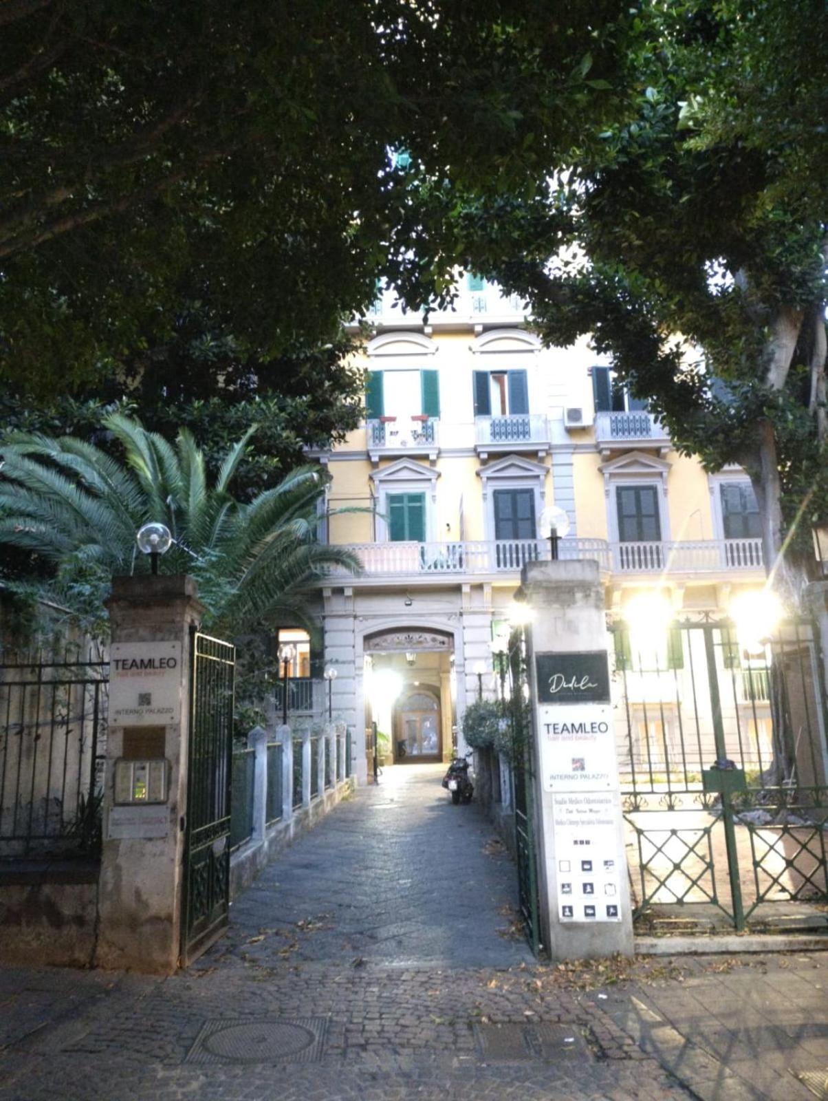 مبيت وإفطار نابولي Amedeo Square المظهر الخارجي الصورة